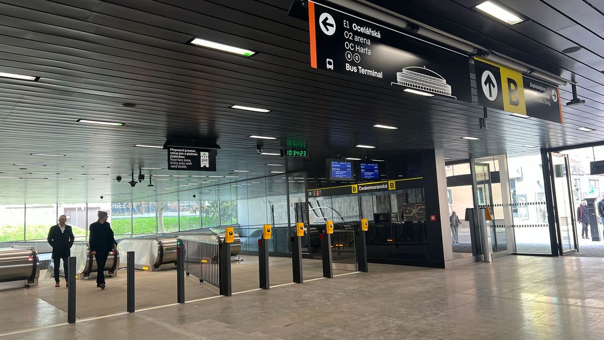 Stanice Českomoravská se po roce oprav otevřela. Má novou fasádu i těžkotonážní eskalátory